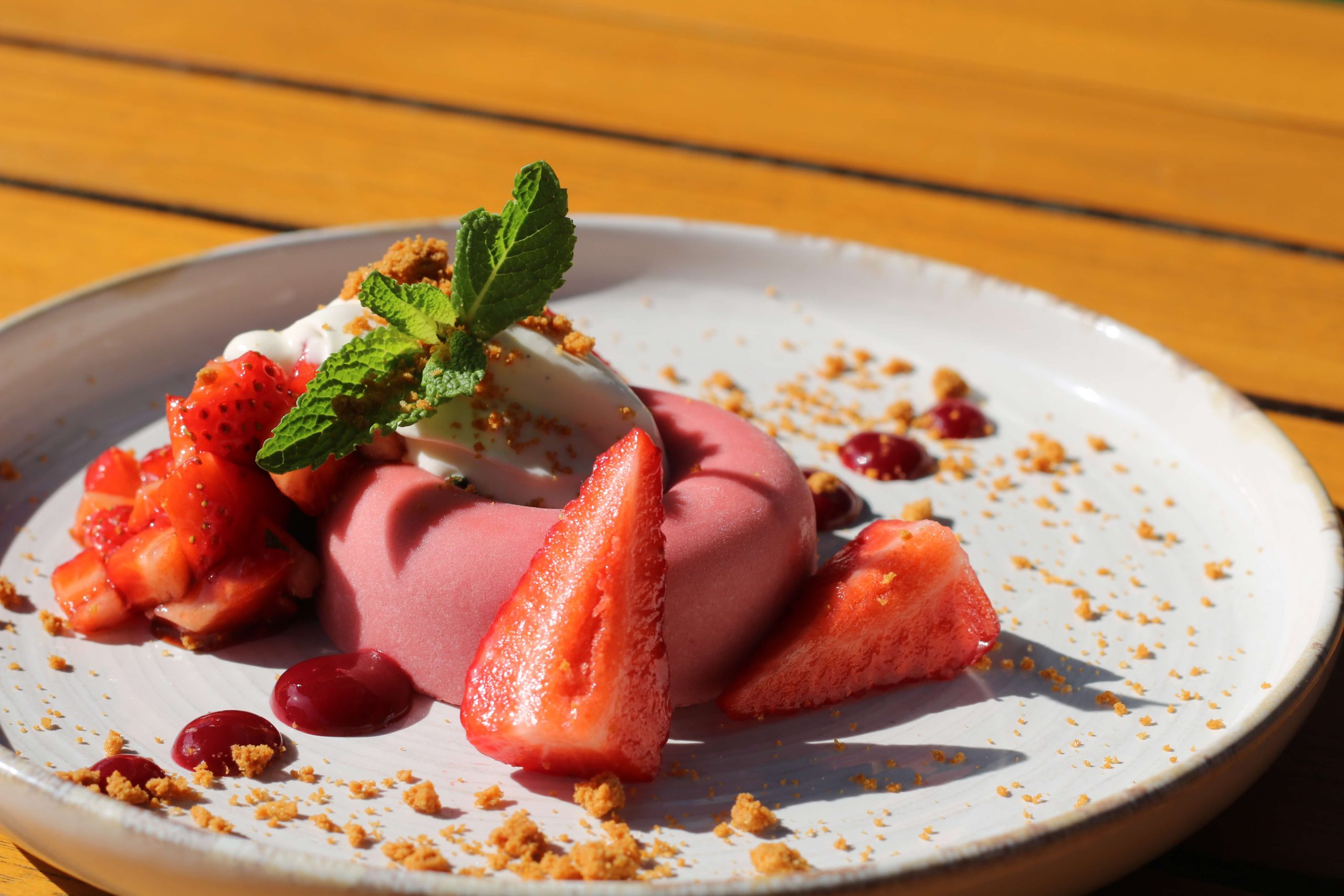 Aardbeiendessert met munt en crumble.