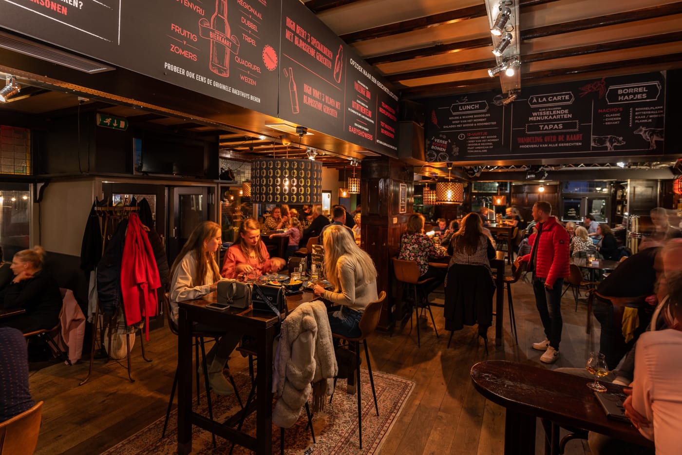 Eetzaal voor gasten aan tafel.